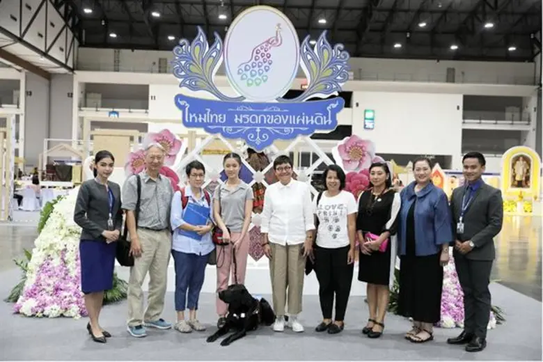 นางสาวกุลวดี จินตวร (กลาง) ผู้อำนวยการบริ...