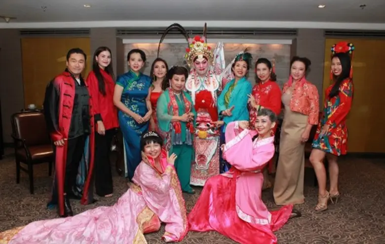 เมื่อเร็วๆนี้ กมลา สุโกศล (ยืนที่ 5 จากซ้...