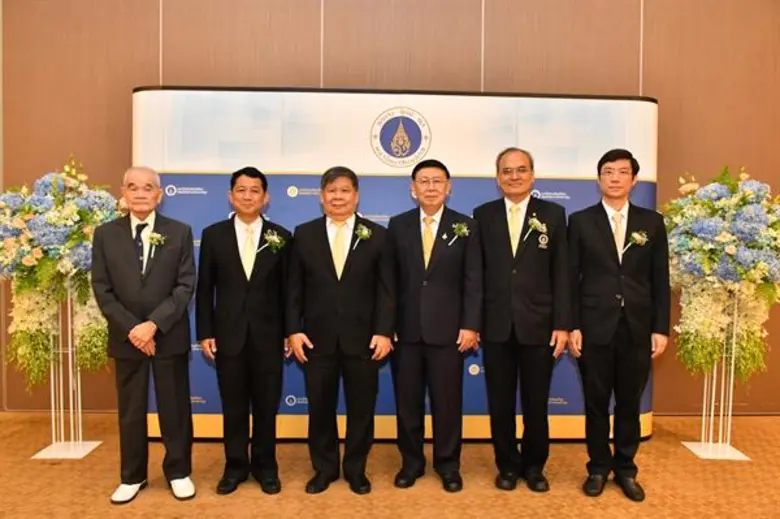 ศาสตราจารย์ นายแพทย์วชิร คชการ (ที่5จากซ้...