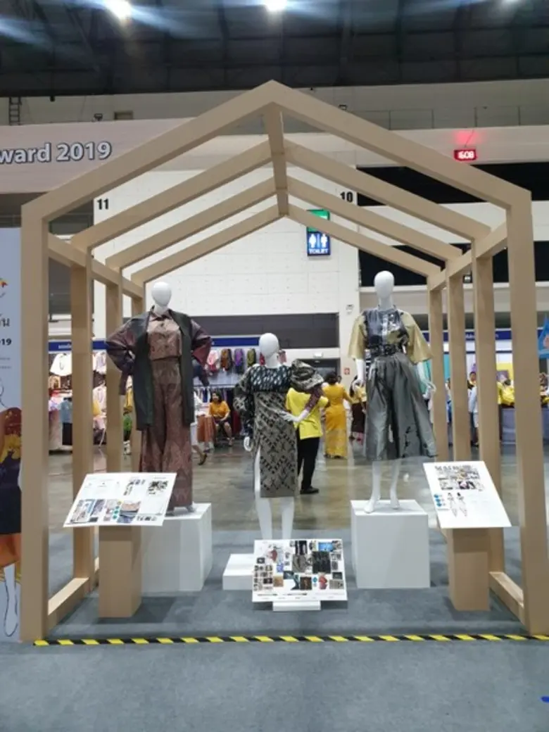 ดิโอลด์สยามร่วมกับกรมหม่อนไหม จัดนิทรรศการ “รักษ์ไหมไทย” และการแสดงแฟชั่นโชว์ภายใต้แนวคิด “ผ้าไทย ใส่ได้ทุกวัน” The Old Siam Young Designer Award 2019