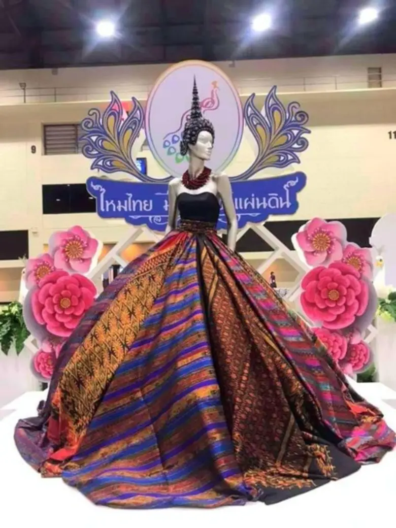 ดิโอลด์สยามร่วมกับกรมหม่อนไหม จัดนิทรรศการ “รักษ์ไหมไทย” และการแสดงแฟชั่นโชว์ภายใต้แนวคิด “ผ้าไทย ใส่ได้ทุกวัน” The Old Siam Young Designer Award 2019