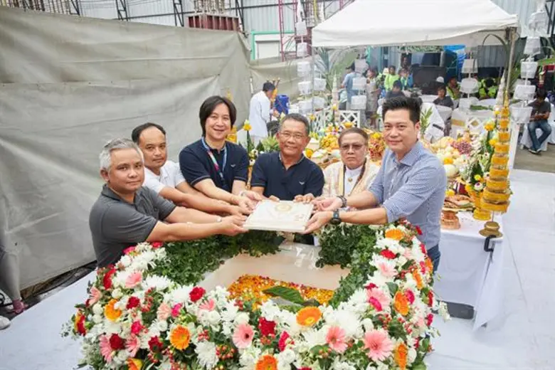 คุณเสริมศักดิ์ ขวัญพ่วง (คนกลาง) ประธานเจ...