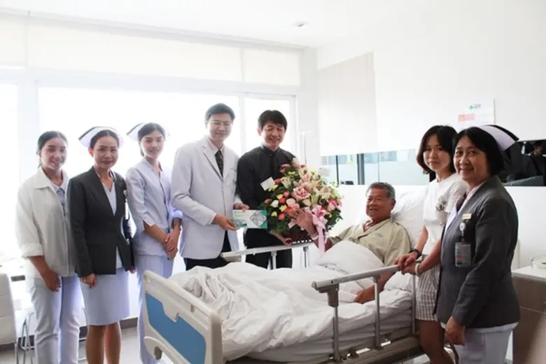 ภาพข่าว: ผู้บริหารโรงพยาบาลสุขุมวิท เดินหน้ามอบกระเช้าดอกไม้