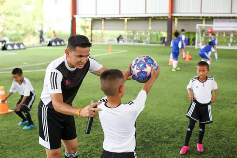 อาดิดาส จัดกิจกรรม “อาดิดาส ฮาร์ด ไวด์ ยูธ ฟุตบอล คลีนิค” ดึง “โค้ชซิโก้” จัดเทรนนิ่งเสริมทักษะฟุตบอลให้กับแข้งเยาวชน