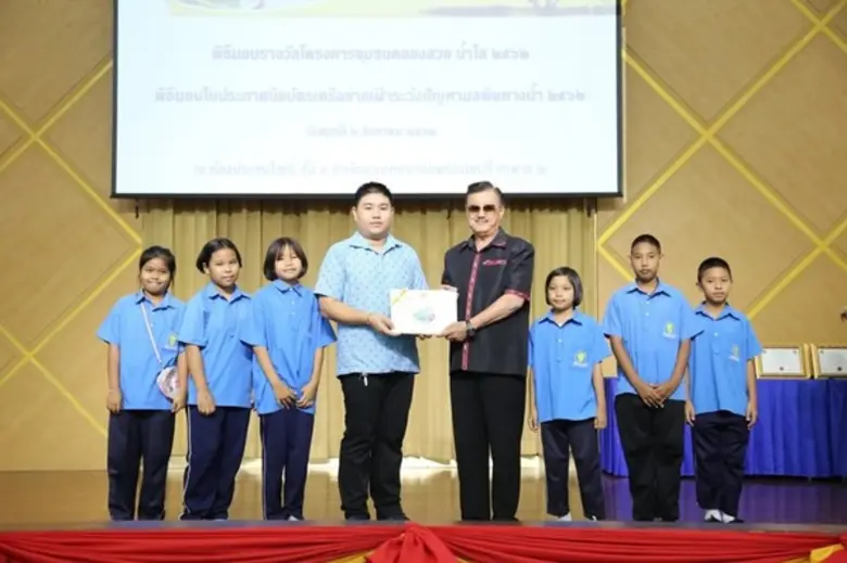 นครนนท์มอบรางวัล คลองสวยน้ำใส ให้ชุมชน