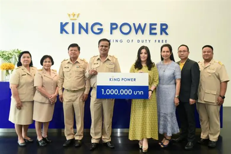 อรุณรุ่ง ศรีวัฒนประภา (ที่ 4 จากขวา) ผู้ช...