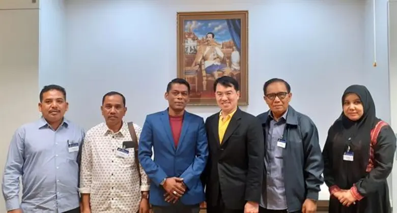 นายชูวงศ์ ตั้งคุณสมบัติ (กลางขวา) ผู้อำนว...