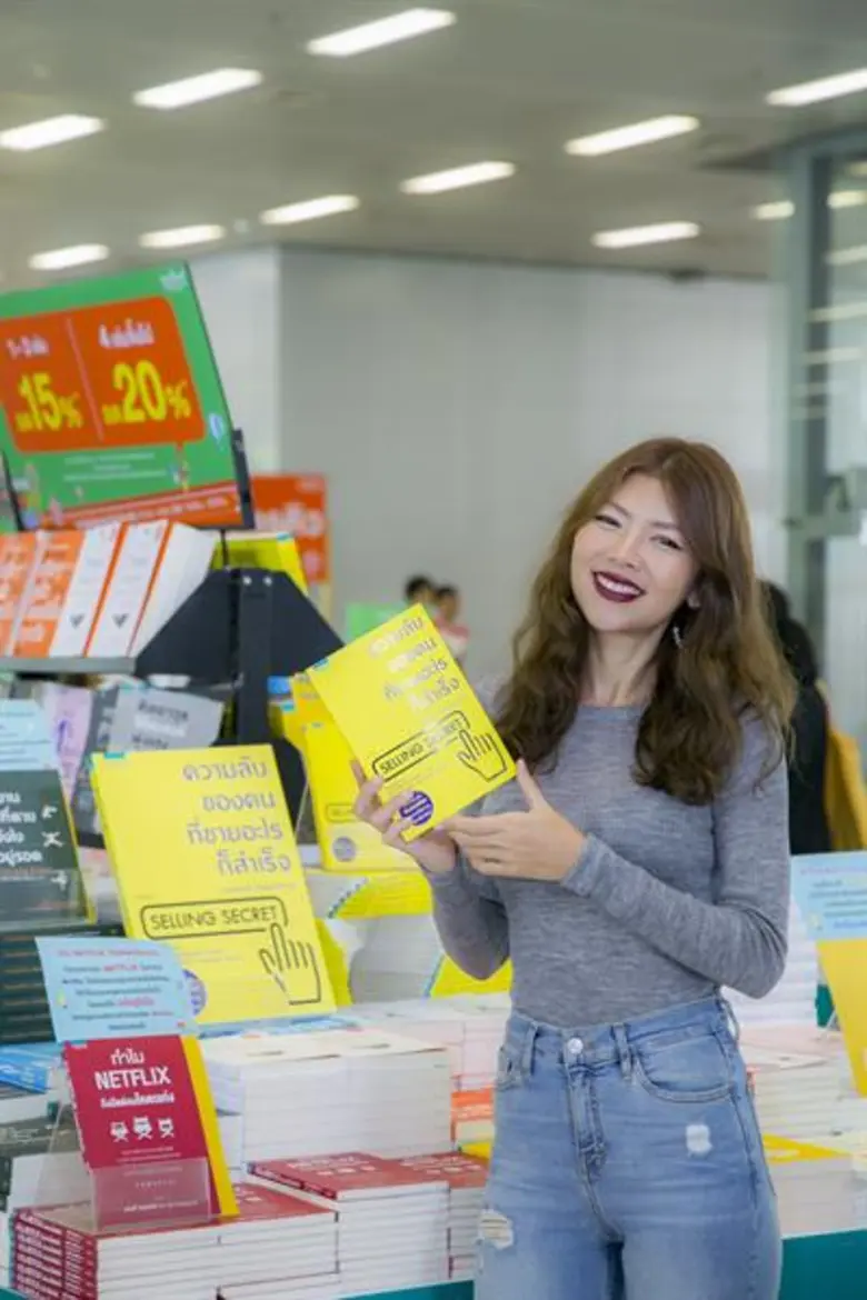 งานเปิดตัวหนังสือ Selling Secret ความลับของคนที่ขายอะไรก็สำเร็จ  โดย เฌอมาณย์ รัตนพงศ์ตระกูล ภายในงานนายอินทร์สนามอ่านเล่น ครั้งที่ 3