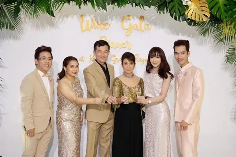 อัษณา จันเทพา (คนที่ 5 จากซ้าย) ผู้จัดการ...