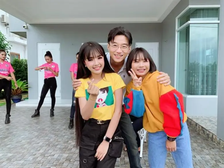 รายการ "เจาะใจ" โดยพิธีกร "ดู๋-สัญญา คุณา...