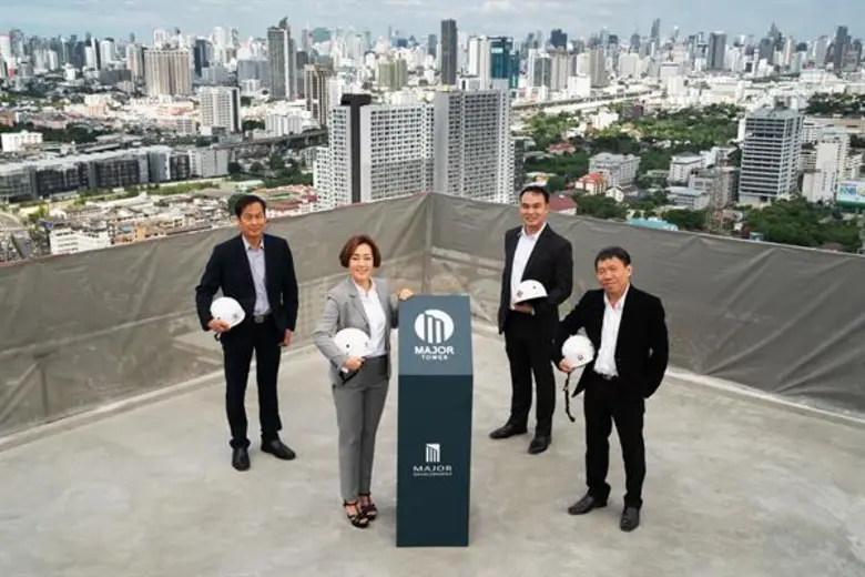 นางสาวเพชรลดา พูลวรลักษณ์ (ที่ 2 จากซ้าย)...