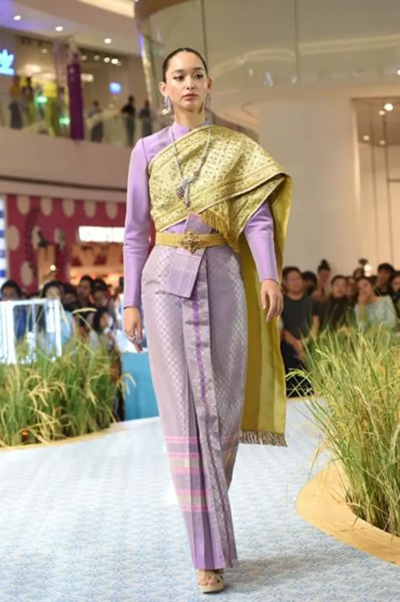 “น้ำตาล – พิจักขณา” นำทัพนางแบบตัวแม่ “ลูกเกด – เมทินี” “บี – น้ำทิพย์” “ซินดี้ – สิรินยา” “น้ำตาล – ชลิตา” “ฟ้าใส – ปวีณสุดา” เดินแฟชั่นโชว์ชุดผ้าไหมไทยในงาน “ทรัพย์แผ่นดิน ศิลป์สยาม : Thai Treasures”