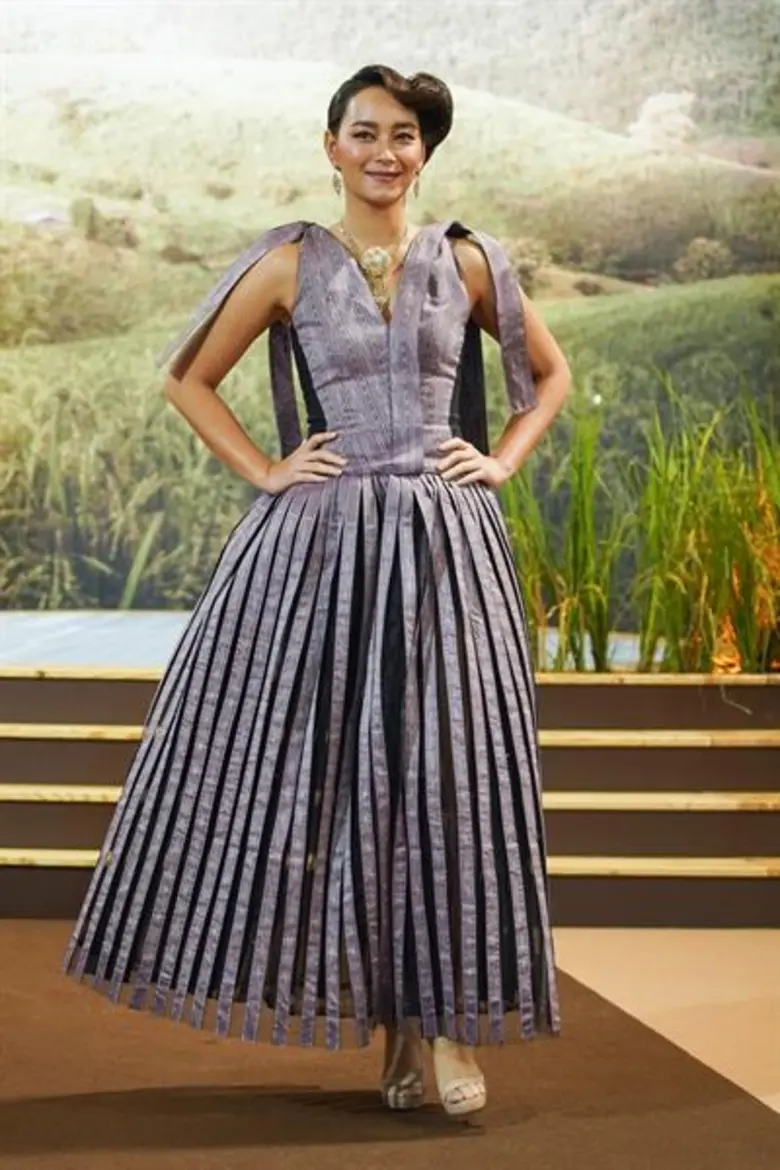 “น้ำตาล – พิจักขณา” นำทัพนางแบบตัวแม่ “ลูกเกด – เมทินี” “บี – น้ำทิพย์” “ซินดี้ – สิรินยา” “น้ำตาล – ชลิตา” “ฟ้าใส – ปวีณสุดา” เดินแฟชั่นโชว์ชุดผ้าไหมไทยในงาน “ทรัพย์แผ่นดิน ศิลป์สยาม : Thai Treasures”