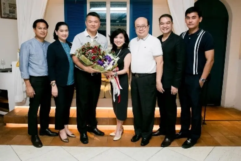 กลุ่มเพื่อน "กลุ่มนางฟ้า" เลี้ยงฉลองร่วมแสดงความยิน...