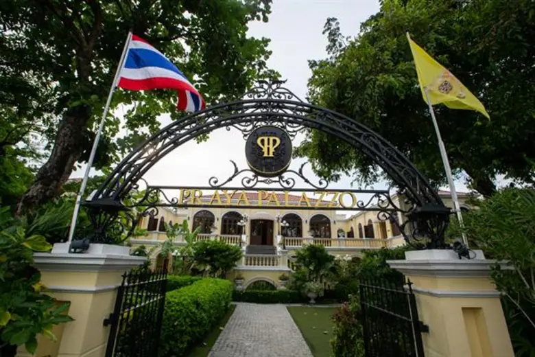 พระยาไดนิ่ง ณ โรงแรมพระยา พาลาซโซ่ ในเครื...