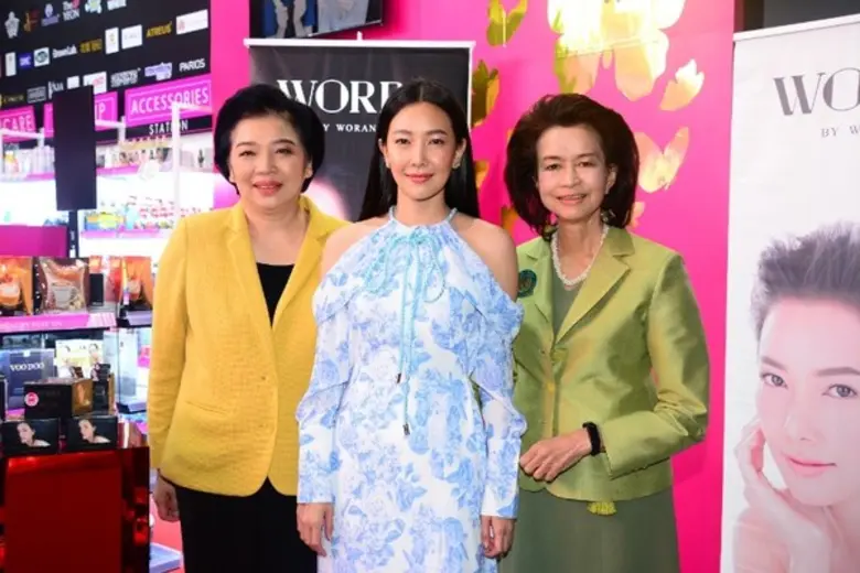 คุณทิพาภรณ์ โชควัฒนา (คนแรก จากขวา) ประธา...