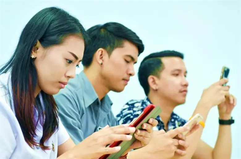 จักษุแพทย์ เตือนแสงสีฟ้าจากจอและแสงแดด ตัวการร้ายทำลายจอประสาทตา