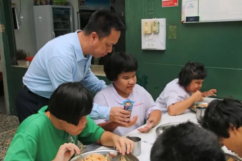 ภาพข่าว: โรงแรมดุสิตธานี พัทยา จัดเลี้ยงอาหารกลางวันแก่นักเรียนโรงเรียนสอนคนตาบอดพระมหาไถ่ พัทยาฯ