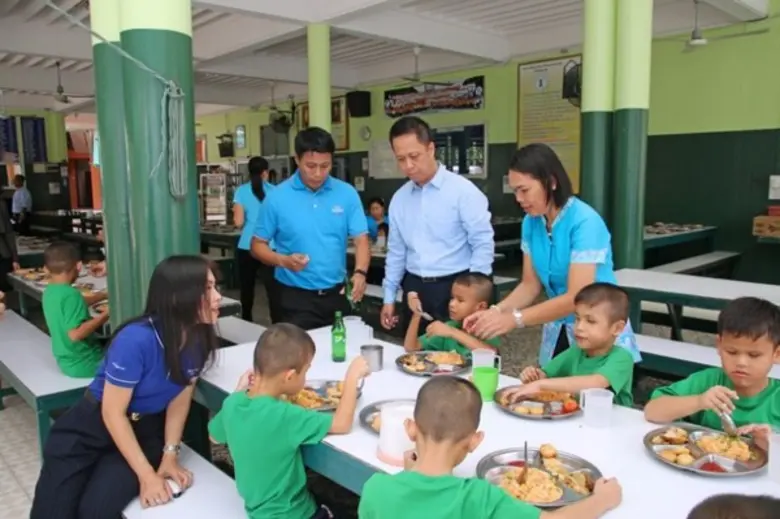 ภาพข่าว: โรงแรมดุสิตธานี พัทยา จัดเลี้ยงอาหารกลางวันแก่นักเรียนโรงเรียนสอนคนตาบอดพระมหาไถ่ พัทยาฯ
