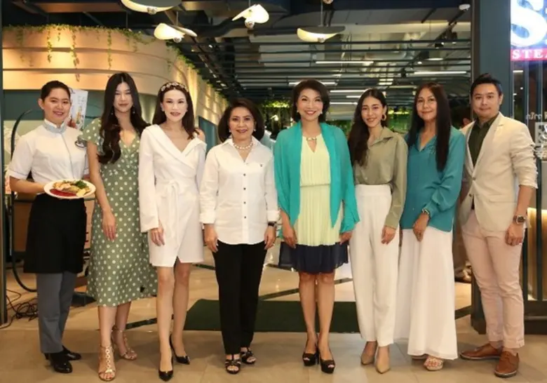 เหล่าเซเลบริตี้ควงคุณแม่สัมผัสมื้อพิเศษ รับเทศกาลวันแม่แห่งชาติ