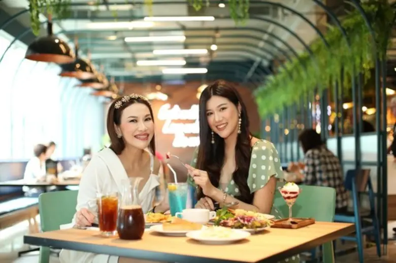 เหล่าเซเลบริตี้ควงคุณแม่สัมผัสมื้อพิเศษ รับเทศกาลวันแม่แห่งชาติ