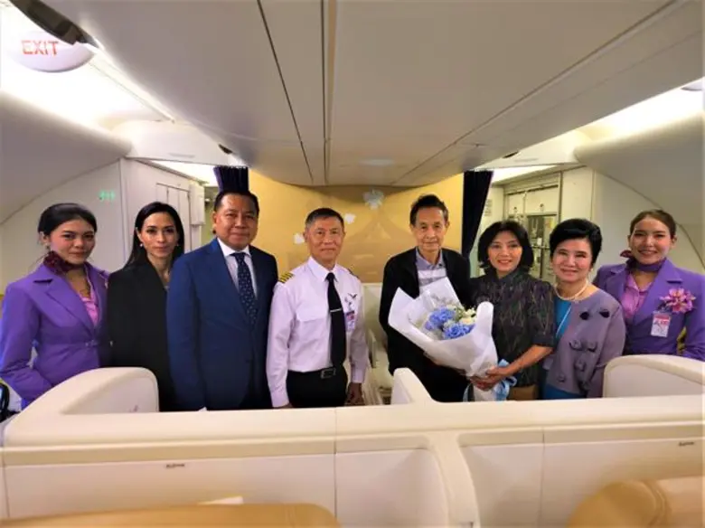 นางมนัสนันท์ สิทธิจิรสิน (ที่ 6 จากซ้าย) ...