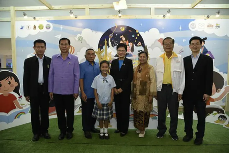 ดร.คุณหญิงกัลยา โสภณพนิช (ที่สี่จากขวา) ร...