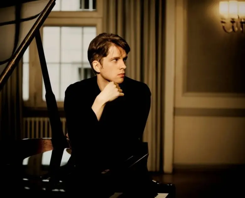 คอนเสิร์ตเฉลิมเกียรติสมเด็จพระนางเจ้าสิริกิติ์ พระบรมราชินีนาถ พระบรมราชชนนีพันปีหลวง เนื่องในโอกาสมหา มงคลเฉลิมพระชนมพรรษา