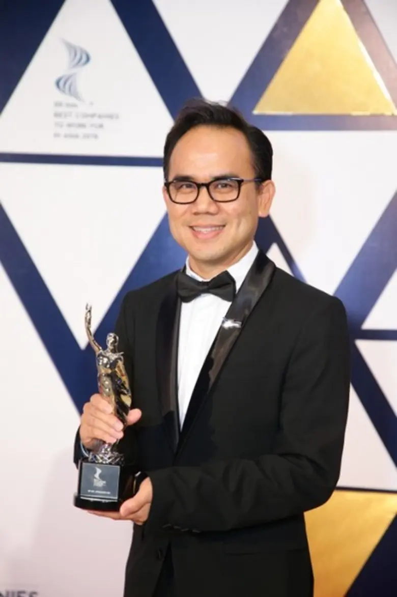 นายปวิณ วรพฤกษ์ (ที่ 3 จากซ้าย) กรรมการผู...