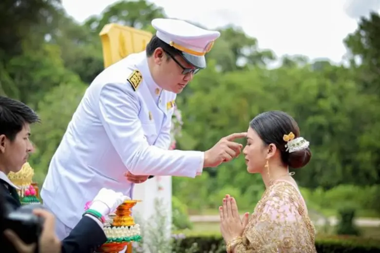 RBRU : “ดร.นักรบ” เจิมมงคลแก่ผู้อัญเชิญตราพระราชลัญจกร และตราศักดิเดชน์ ประจำปีการศึกษา 2562