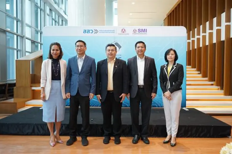 นายสุวรรณชัย โลหะวัฒนกุล (กลาง) ผู้อำนวยก...