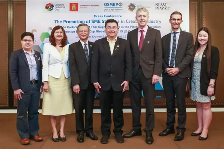 นายสุวรรณชัย โลหะวัฒนกุล (กลาง) ผู้อำนวยก...