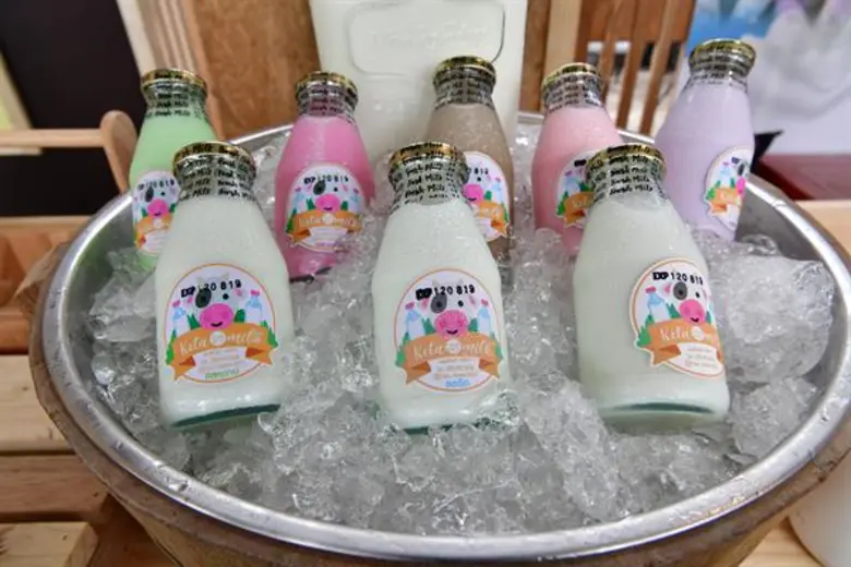 เกษตรกรรุ่นใหม่ ผู้ตั้งใจสานสืบ พัฒนา อาชีพพระราชทาน : สมาชิกสหกรณ์โคนมหนองโพราชบุรี จำกัด (ในพระบรมราชูปถัมภ์)