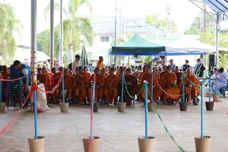 ผู้ป่วยยังแห่เข้าคิวรับแจกผลิตภัณฑ์เสริมอาหาร M HERBS สูตรหมอแสง ตามปกติ