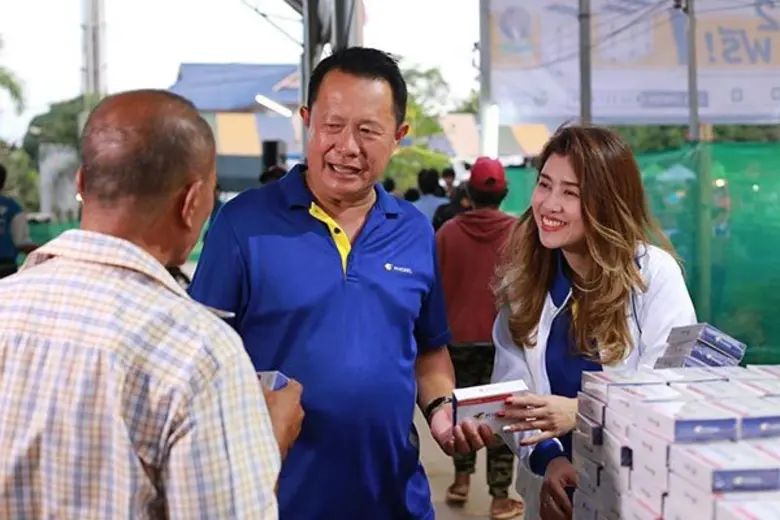 ผู้ป่วยยังแห่เข้าคิวรับแจกผลิตภัณฑ์เสริมอาหาร M HERBS สูตรหมอแสง ตามปกติ