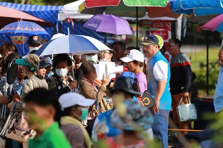 ผู้ป่วยยังแห่เข้าคิวรับแจกผลิตภัณฑ์เสริมอาหาร M HERBS สูตรหมอแสง ตามปกติ