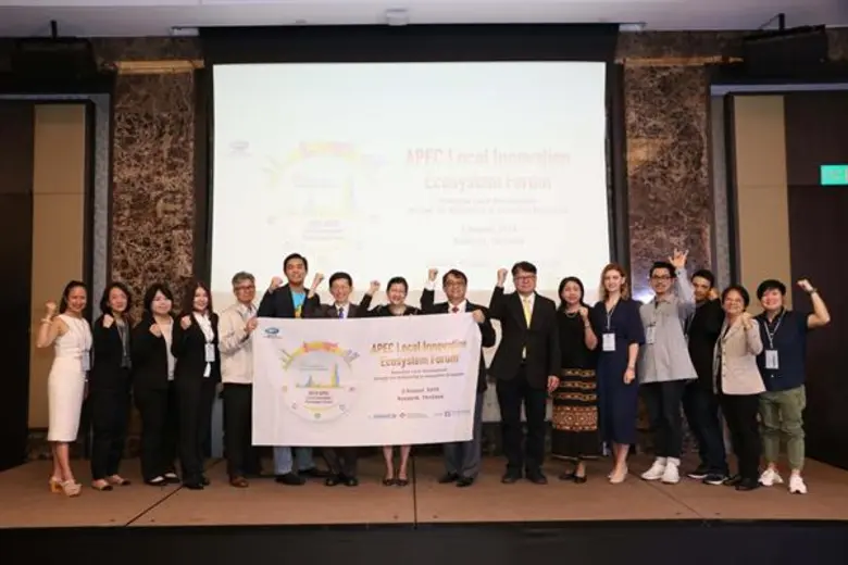 ดร. วิมลกานต์ โกสุมาศ (ที่ 8 ซ้าย) รองผู้...