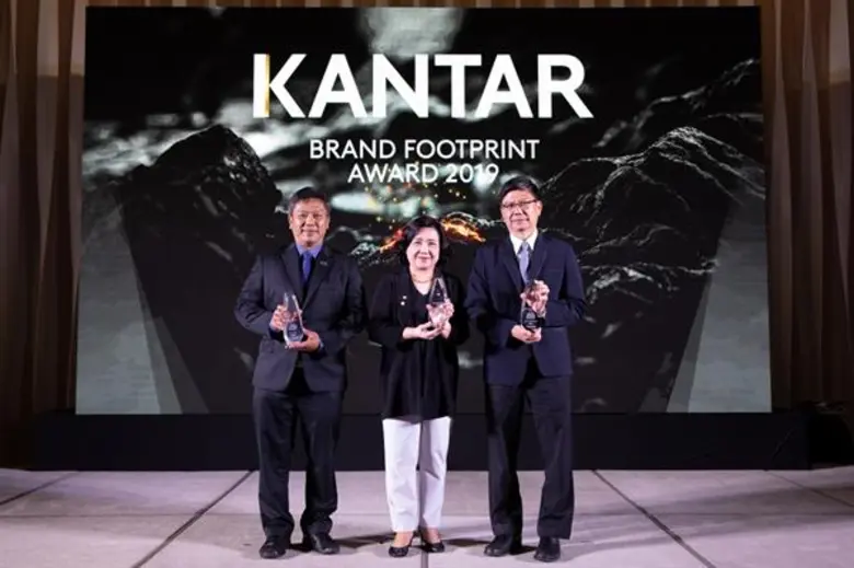 นายธนพัฒน์ โรจนไพบูลย์ (ซ้าย) ผู้จัดการกล...