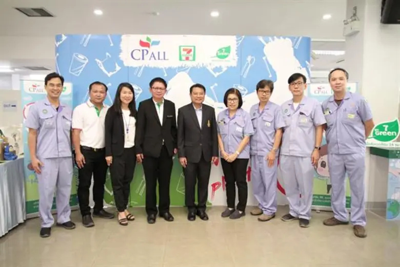 นายสมพจน์ กวางแก้ว (กลาง) สวัสดิการและคุ้...