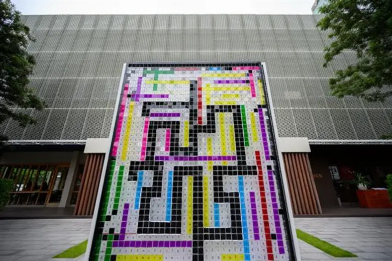 ต่อยอดความอาร์ตกับผลงานชิ้นที่สอง “ความเป็นย่านคือการใช้ชีวิต” ณ ภิรัชทาวเวอร์ แอท สาทร จุดเช็คอินสุดฮิป กับงานอาร์ตสุดเจ๋งที่กลางวันก็โดน กลางคืนก็ยิ่งสวย