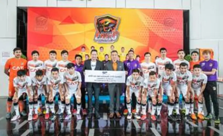 คุณเดชา ธรรมชัยพิเนต (ซ้าย) ผู้อำนวยการฝ่...