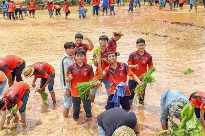 ผศ.ดร.เฉลิมพล เยื้องกลาง รองอธิการบดีฝ่าย...