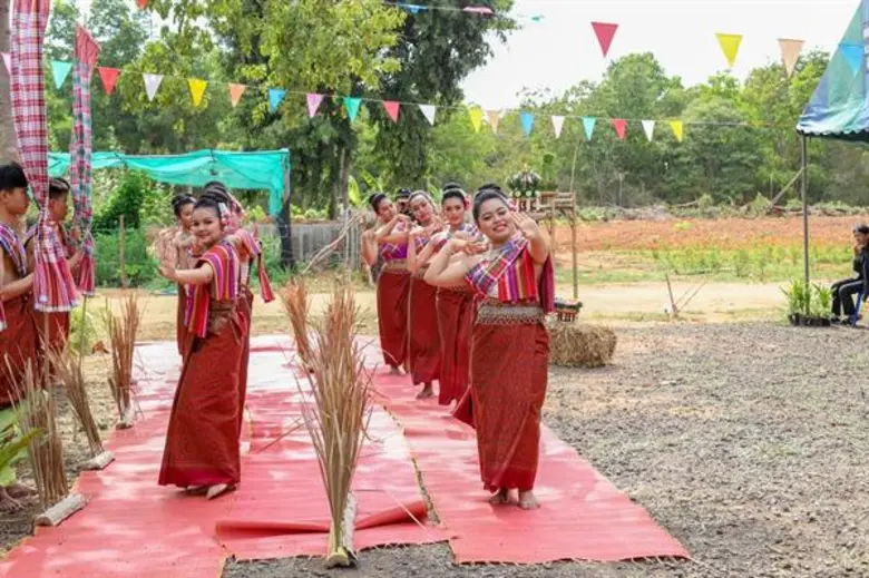 เกษตรตะโกราย ร้อยดวงใจ ดำนา เกี่ยวข้าว 9 ตามรอยพ่อ