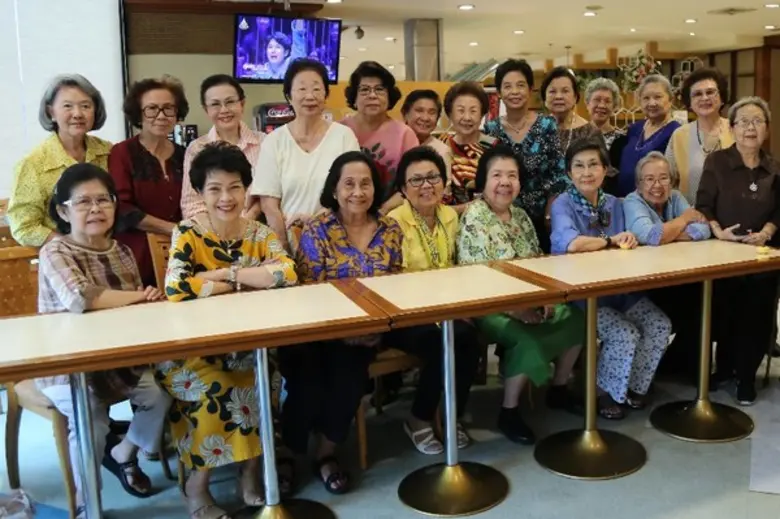 ทิพรัตน์ เหตระกูล เป็นเจ้าภาพนัดเพื่อนๆ ศ...