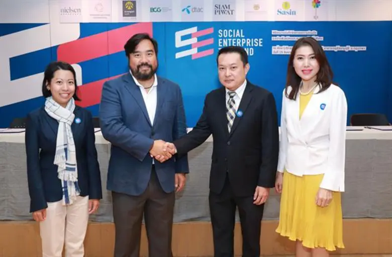 Mr. Poonsit Wongthawatchai (second from r...