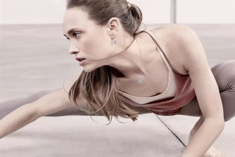 ถ่ายทอดความพลิ้วไหวผ่านประกายเจิดจรัสของคริสตัลเริงระบำจากสวารอฟสกี้ ในคอลเลกชัน SPARKLING DANCE