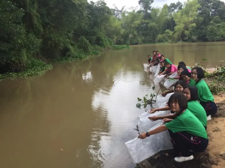เนื่องในวันแม่แห่งชาติ กลุ่มบริษัทอุบลไบโอเอทานอล ร่วมกับชุมชนเครือข่ายโครงการอนุรักษ์ลำโดม 3 อำเภอรอบโรงงาน พร้อมใจปล่อยพันธุ์ปลา และกุ้งก้ามกราม ปีที่ 8 เพื่อถวายเป็นพระราชกุศล