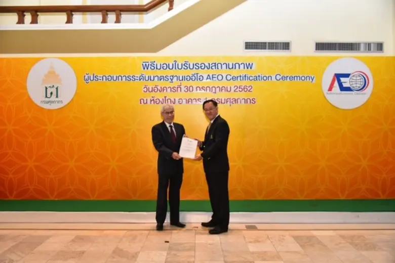 คุณสมศักดิ์ ทวีแก้ว ผู้จัดการฝ่ายนำเข้าแล...