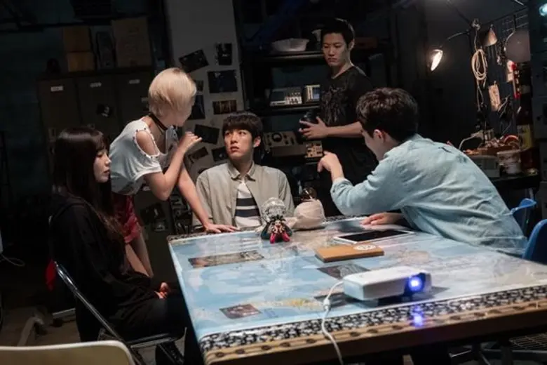 พวกแกทุกคนต้องตาย! ตัวอย่างแรก “0.0 MHz ผีอยู่ในผม” จากเว็บตูนชื่อดัง สู่หนังสยองขวัญเกาหลีน่ากลัวสุดของปี 26 ก.ย.นี้ หมุนคลื่นความถี่ เรียกวิญญาณพร้อมกัน!