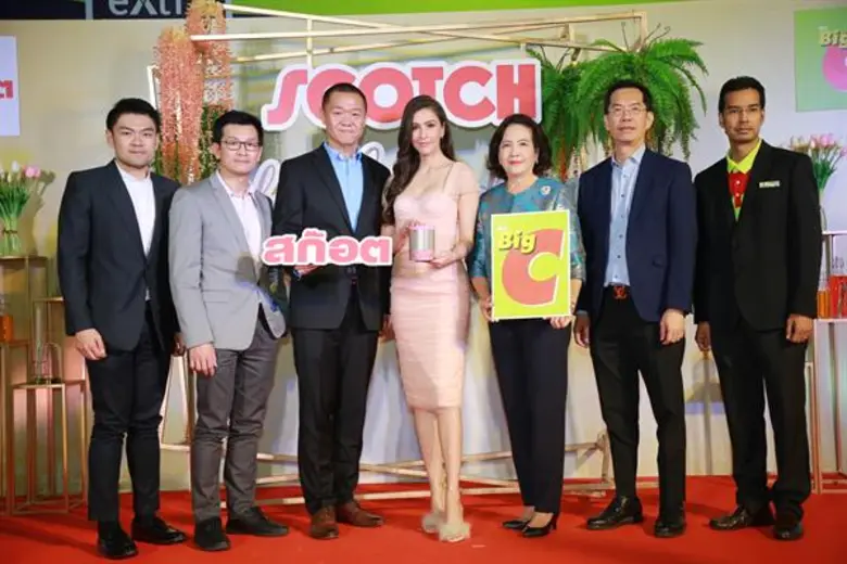 ยิ่งยง แซ่ซึง (คนที่ 3 จากซ้าย) กรรมการบร...